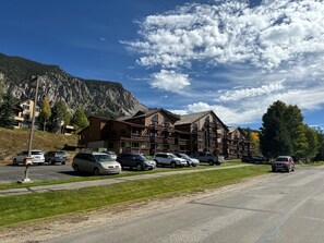 Exterior - Awesome condo in Crested Butte perfect for your mountain getaway (Crested Butte)