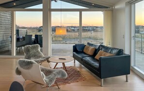 Una Smart TV, un reproductor de DVD, un reproductor estéreo