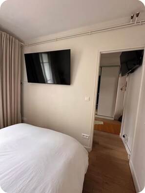 Room - Arthouse, Cozy 2 bed, Balcony, Bastille, 11eme Paris, pet friendly (paris)