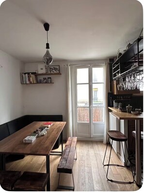 Dining - Arthouse, Cozy 2 bed, Balcony, Bastille, 11eme Paris, pet friendly (paris)