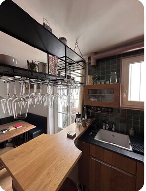 Microwave, oven, stovetop, dishwasher - Arthouse, Cozy 2 bed, Balcony, Bastille, 11eme Paris, pet friendly (paris)