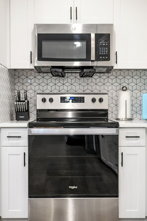 Refrigerador, microondas, horno y parrilla de estufa 