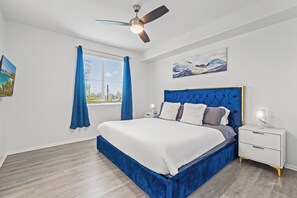 Tabla de planchar con plancha, wifi gratis y ropa de cama 