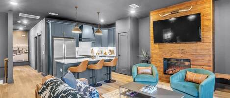 Televisión, chimenea y estéreo