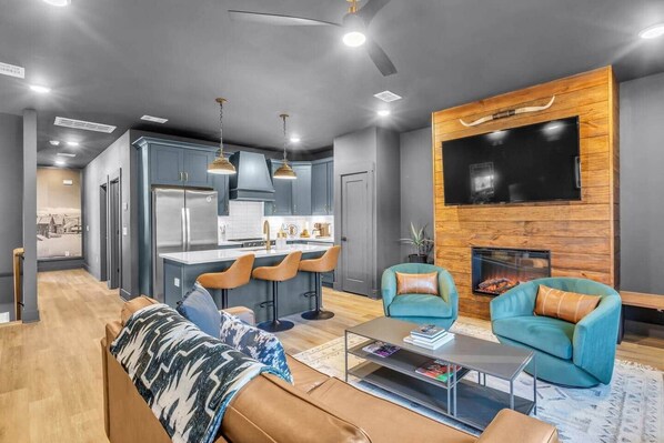 Télévision, cheminée, chaîne hi-fi