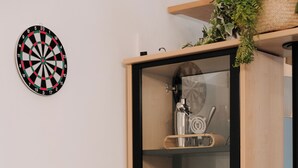 A room with a dartboard, a cabinet with shelves, a lamp, and a chair. - Play game - Appartamento centrale a Bari (Bari)