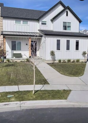 Exterior - Brilliant 5-bedroom house with in charming Highland (Highland)