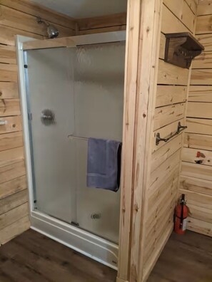Shower, hair dryer, towels, soap - -Northwoods Hideaway- A fabulous 5-bedroom cabin in charming Grayling (Grayling)