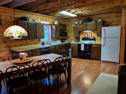 -Northwoods Hideaway- A fabulous 5-bedroom cabin in charming Grayling