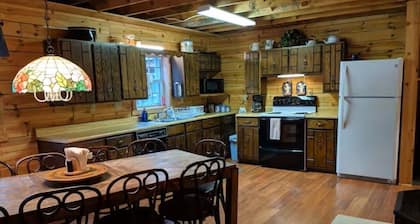 -Northwoods Hideaway- A fabulous 5-bedroom cabin in charming Grayling