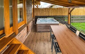 Outdoor dining - Stunning home in Velika Jamnicka with sauna (Velika Jamnicka)