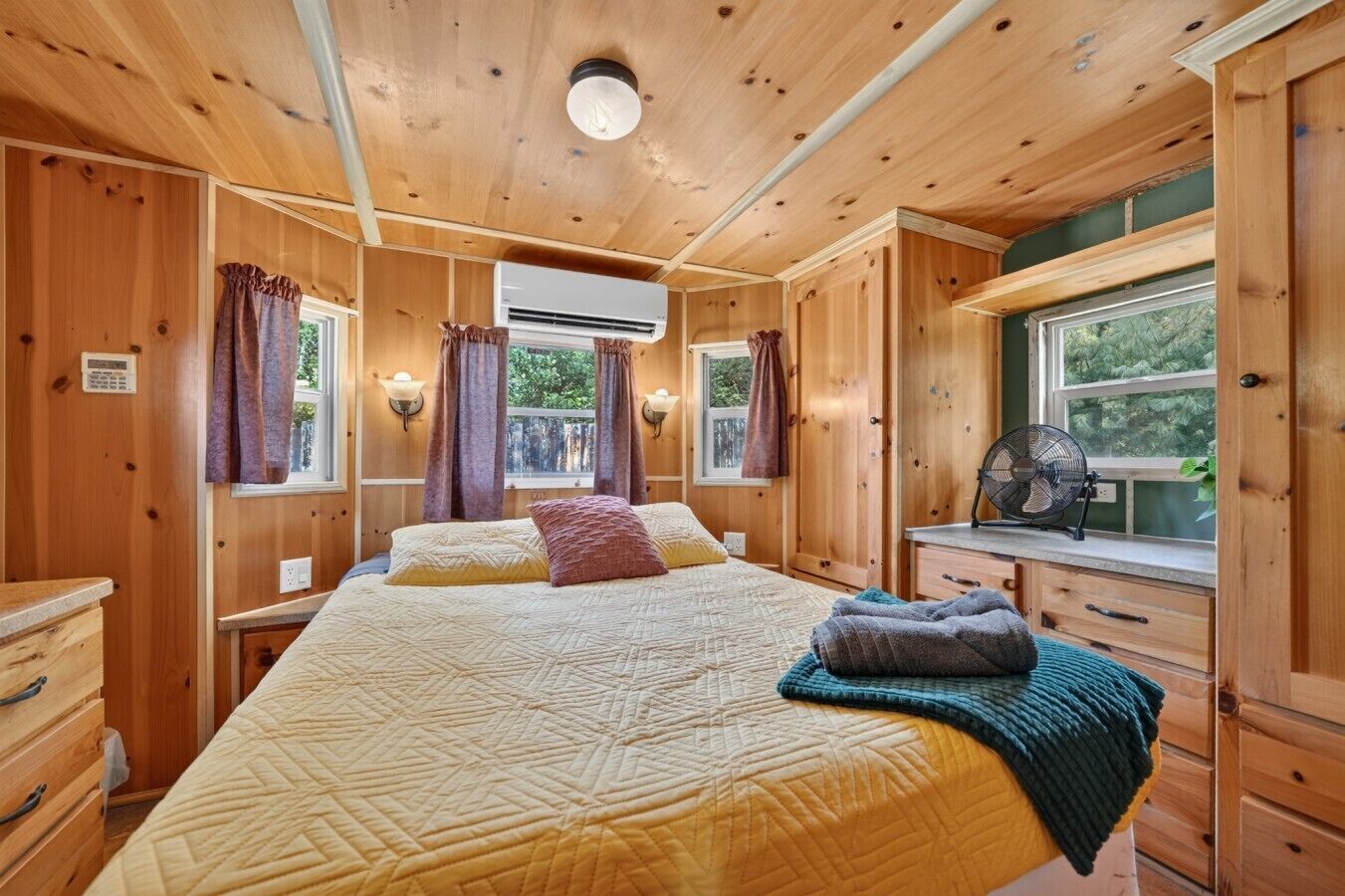 Desk, iron/ironing board, travel cot, WiFi