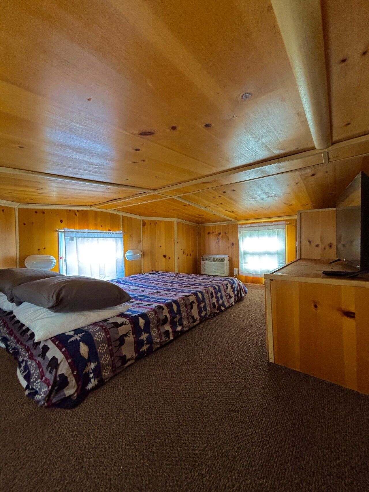Desk, iron/ironing board, travel cot, WiFi