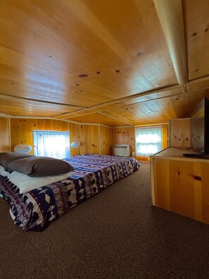 Desk, iron/ironing board, travel cot, WiFi - Waterfront Bourbon Barrel Cabin (Indianapolis)