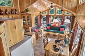 Een knus ingerichte chalet met een eethoek, een zithoek en een kitchenette.