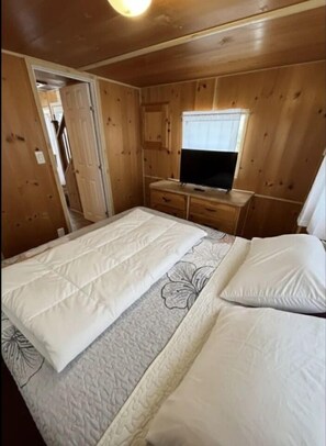 Desk, iron/ironing board, travel crib, WiFi - Waterfront Bourbon Barrel Cabin (Indianapolis)