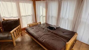 Escritorio, tabla de planchar con plancha, cuna de viaje y wifi