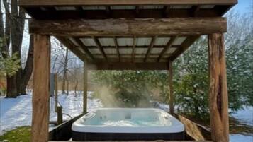 Tina de hidromasaje al aire libre