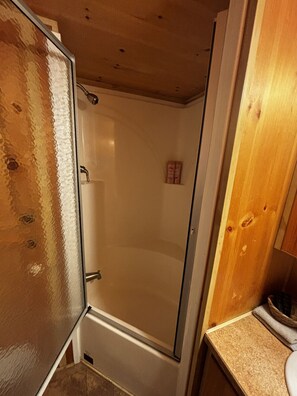 Suihku, hiustenkuivaaja, pyyhkeet