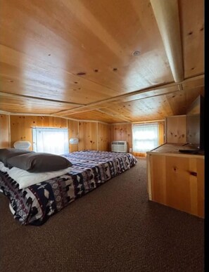 Työpöytä, silitysrauta/-lauta, vauvan matkasänky, Wi-Fi