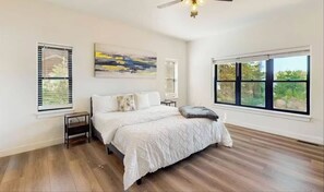 5 Schlafzimmer, Schreibtisch, Bügeleisen/Bügelbrett, Reisekinderbett