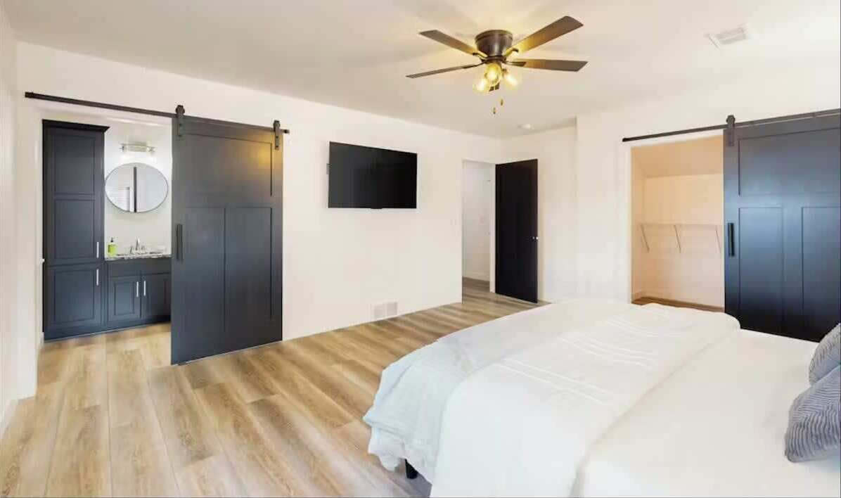 Skrivbord, strykjärn/strykbräda, resesäng och wi-fi