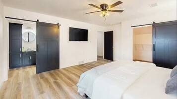 Skrivbord, strykjärn/strykbräda, resesäng och wi-fi