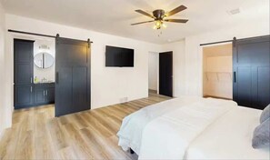 Skrivbord, strykjärn/strykbräda, resesäng och wi-fi