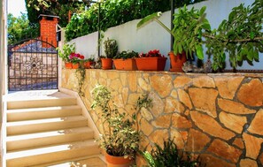 Property grounds - Lovely apartment in Supetar with WiFi (Supetar)