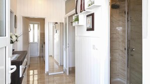 A hallway with a shower, a kitchen area, and a door leading to another room. - Stunning apartment in Supetar with WiFi (Supetar)