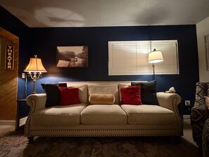 Living area - Christmas Getaway - Hot Tub, Fireplaces + 5 Min to Lake - Near Flaming Gorge (Manila)