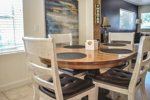 Dining - Christmas Getaway - Hot Tub, Fireplaces + 5 Min to Lake - Near Flaming Gorge (Manila)