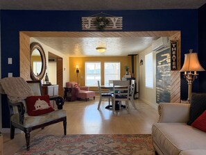 Living area - Christmas Getaway - Hot Tub, Fireplaces + 5 Min to Lake - Near Flaming Gorge (Manila)