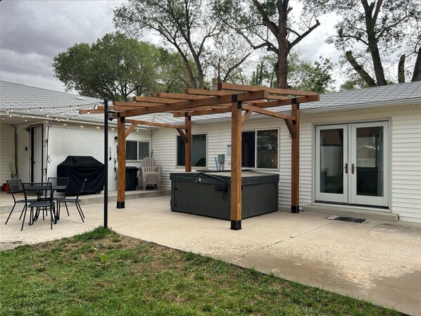 Outdoor dining - Christmas Getaway - Hot Tub, Fireplaces + 5 Min to Lake - Near Flaming Gorge (Manila)