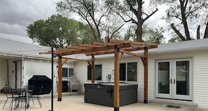 Christmas Getaway - Hot Tub, Fireplaces + 5 Min to Lake - Near Flaming Gorge