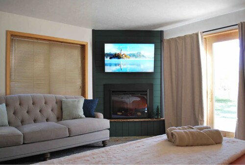 Christmas Getaway - Hot Tub, Fireplaces + 5 Min to Lake - Near Flaming Gorge