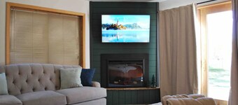 Christmas Getaway - Hot Tub, Fireplaces + 5 Min to Lake - Near Flaming Gorge