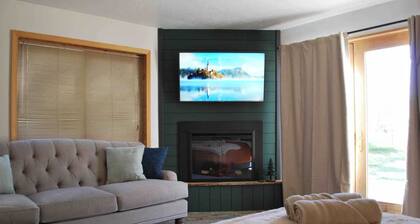 Christmas Getaway - Hot Tub, Fireplaces + 5 Min to Lake - Near Flaming Gorge
