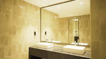 Economy Shared Dormitory | Bathroom | Towels, soap, shampoo, toilet paper