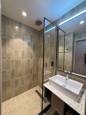 Classic Double Room | Bathroom - Round D Clock (New Delhi)