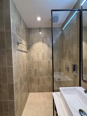 Classic Double Room | Bathroom - Round D Clock (New Delhi)