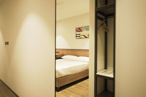 Chambre classique double | Système d’insonorisation, accès au Wi-Fi (inclus), literie fournie