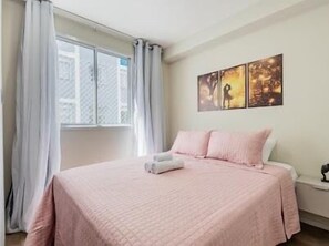 Tabla de planchar con plancha, wifi y ropa de cama 