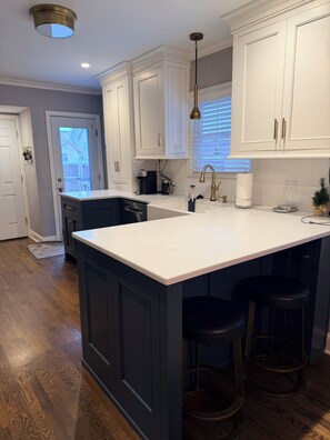 Fridge, microwave, oven, stovetop - Minutes from Arrowhead! Perfect Stay for KC World Cup Fans. (Kansas City)