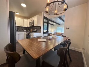 ثلاجة، ميكروويف، فرن، موقد طهي مسطح