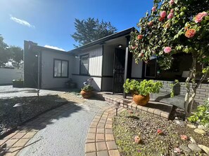 المنطقة المحيطة بالمنشأة