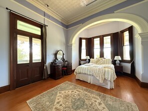 3 عدّة غرف نوم وواي فاي وملاءات أسرّة