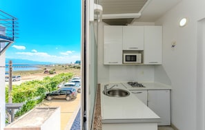 Coffee/tea maker, microwave, stovetop, cookware/dishes/utensils - Cozy apartment in Vir with WiFi (Vir)