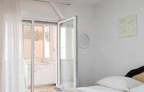 Travel crib, free WiFi
