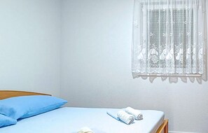 2 bedrooms, travel cot, free WiFi